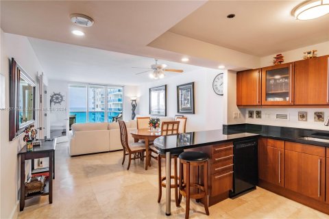 Condo in Miami Beach, Florida, 1 bedroom  № 1398129 - photo 3