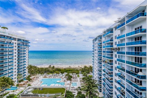 Condo in Miami Beach, Florida, 1 bedroom  № 1398129 - photo 1