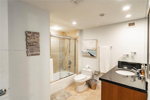 Condo in Miami Beach, Florida, 1 bedroom  № 1398129 - photo 15