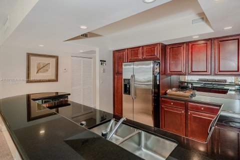 Condo in Miami Beach, Florida, 2 bedrooms  № 1270430 - photo 11