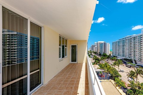 Condo in Miami Beach, Florida, 2 bedrooms  № 1270430 - photo 29