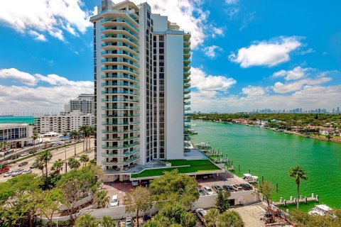 Condo in Miami Beach, Florida, 2 bedrooms  № 1270430 - photo 2