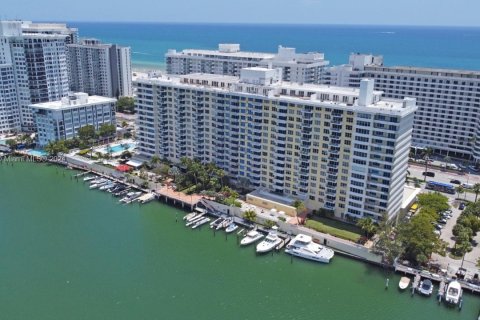 Copropriété à vendre à Miami Beach, Floride: 2 chambres, 153.29 m2 № 1270430 - photo 1