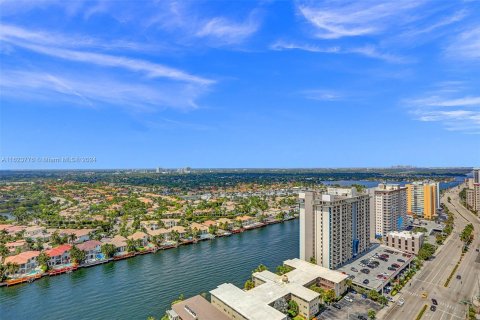 Condo in Hollywood, Florida, 1 bedroom  № 1270394 - photo 4