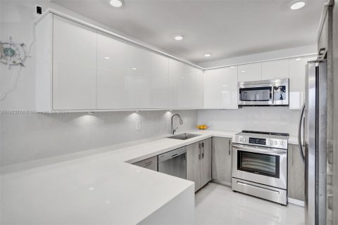 Condo in Hollywood, Florida, 1 bedroom  № 1270394 - photo 6