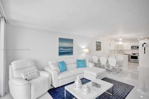 Condo in Hollywood, Florida, 1 bedroom  № 1270394 - photo 7