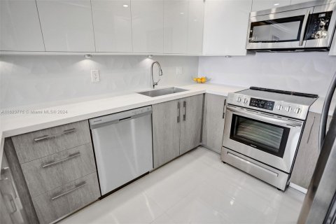 Condo in Hollywood, Florida, 1 bedroom  № 1270394 - photo 16