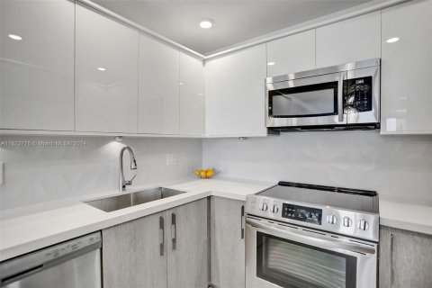 Condo in Hollywood, Florida, 1 bedroom  № 1270394 - photo 15