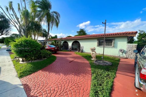 Casa en venta en Miami, Florida, 4 dormitorios, 235.88 m2 № 789258 - foto 1