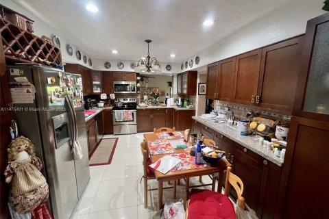 Casa en venta en Miami, Florida, 4 dormitorios, 235.88 m2 № 789258 - foto 13