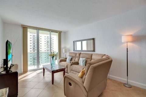 Condo in Hollywood, Florida, 2 bedrooms  № 956817 - photo 20