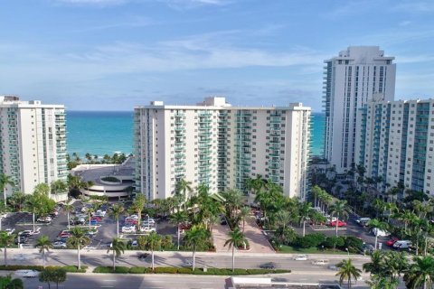 Condominio en venta en Hollywood, Florida, 2 dormitorios, 114.83 m2 № 956817 - foto 1