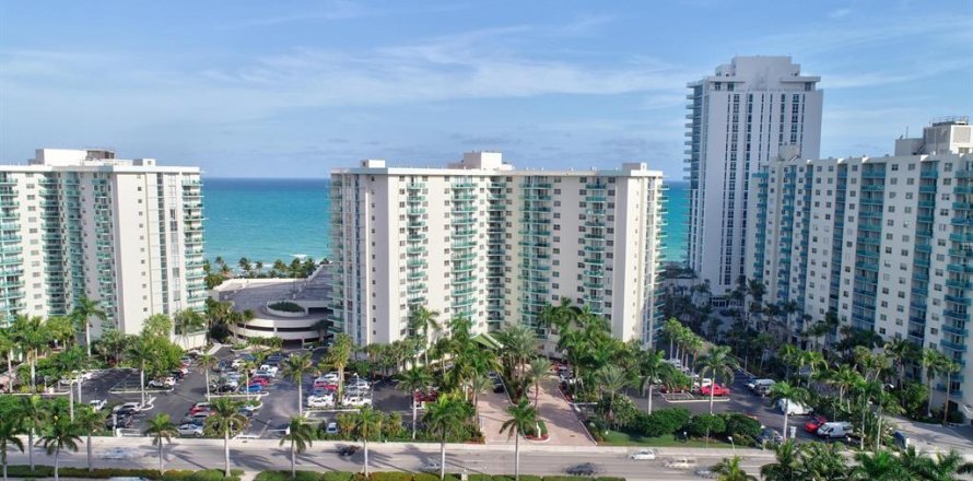 Condominio en Hollywood, Florida, 2 dormitorios  № 956817