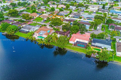 Casa en venta en Pembroke Pines, Florida, 4 dormitorios, 165.74 m2 № 1311107 - foto 3