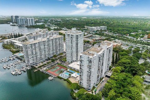 Condo in Aventura, Florida, 1 bedroom  № 1332649 - photo 1