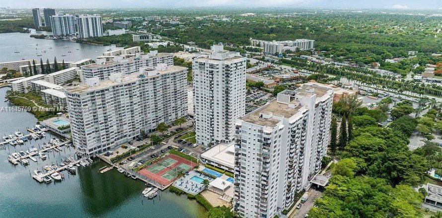 Condominio en Aventura, Florida, 1 dormitorio  № 1332649