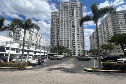 Condominio en venta en Aventura, Florida, 1 dormitorio, 71.16 m2 № 1332649 - foto 3