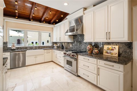 House in Coral Gables, Florida 6 bedrooms, 404.4 sq.m. № 1234280 - photo 20