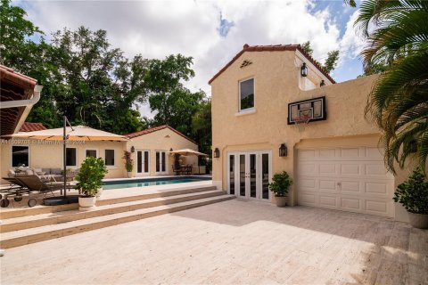 House in Coral Gables, Florida 6 bedrooms, 404.4 sq.m. № 1234280 - photo 10