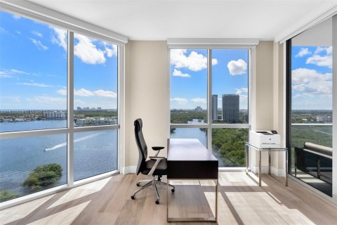 Condo in North Miami Beach, Florida, 2 bedrooms  № 1007009 - photo 10