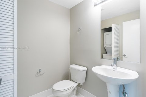 Condominio en alquiler en Miami, Florida, 1 dormitorio, 78.5 m2 № 1369024 - foto 15