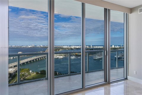 Condo in Miami, Florida, 1 bedroom  № 1369024 - photo 1