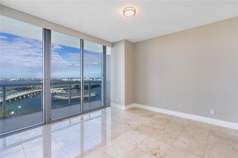 Condo in Miami, Florida, 1 bedroom  № 1369024 - photo 2