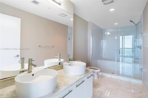 Condo in Miami, Florida, 1 bedroom  № 1369024 - photo 16