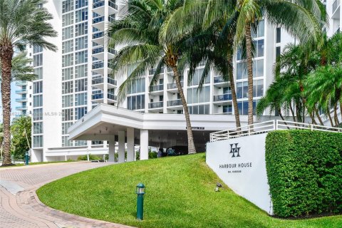 Condo in Bal Harbour, Florida, 2 bedrooms  № 1369063 - photo 1