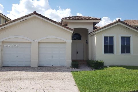 Villa ou maison à louer à Doral, Floride: 3 chambres, 184.04 m2 № 1369023 - photo 1