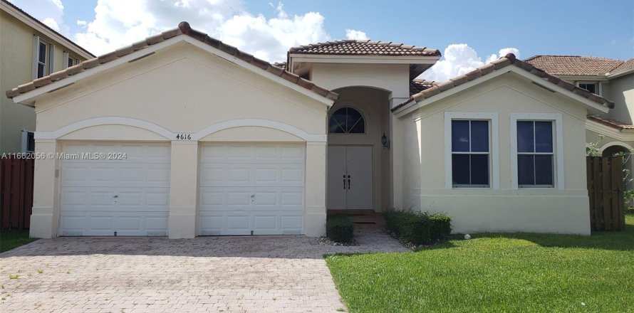 House in Doral, Florida 3 bedrooms, 184.04 sq.m. № 1369023