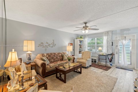 Condo in Deerfield Beach, Florida, 2 bedrooms  № 1310541 - photo 1