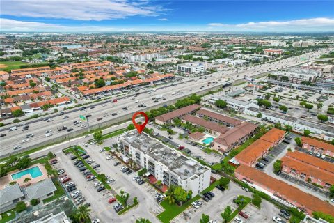 Condominio en venta en Hialeah, Florida, 3 dormitorios, 111.76 m2 № 1377012 - foto 4