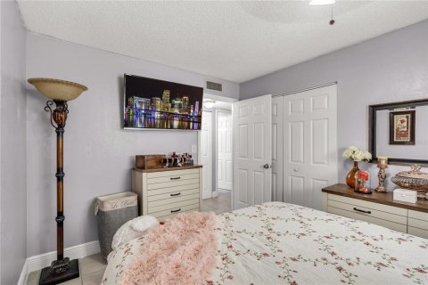 Condo in Hialeah, Florida, 3 bedrooms  № 1377012 - photo 19