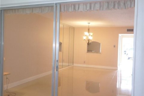 Condo in Margate, Florida, 2 bedrooms  № 329847 - photo 19