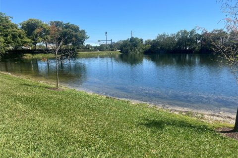 Townhouse in Tamarac, Florida 3 bedrooms, 151.99 sq.m. № 1100145 - photo 18