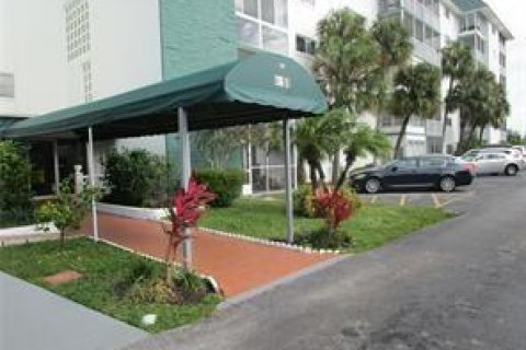 Condominio en venta en Lauderhill, Florida, 1 dormitorio, 86.21 m2 № 1100093 - foto 21