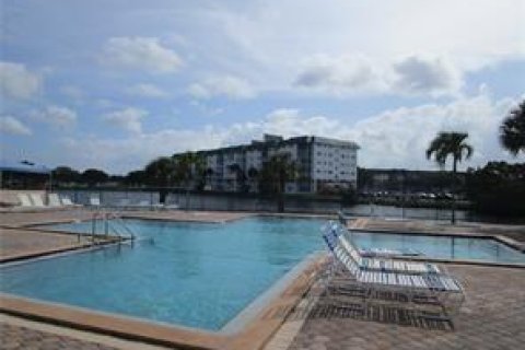 Condo in Lauderhill, Florida, 1 bedroom  № 1100093 - photo 5