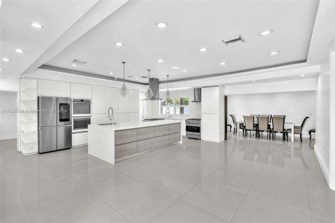 House in Miami, Florida 4 bedrooms, 170.66 sq.m. № 1305981 - photo 10