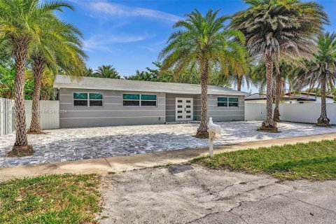 House in Miami, Florida 4 bedrooms, 170.66 sq.m. № 1305981 - photo 2