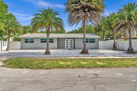 House in Miami, Florida 4 bedrooms, 170.66 sq.m. № 1305981 - photo 6