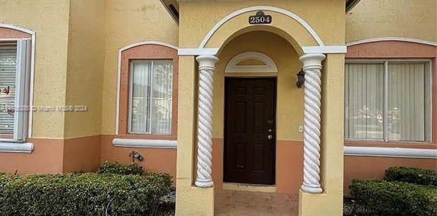 Townhouse in Homestead, Florida 4 bedrooms, 181.35 sq.m. № 1306067