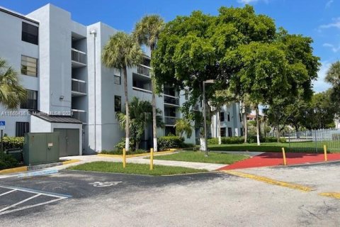 Condo in Miami, Florida, 2 bedrooms  № 1365919 - photo 1