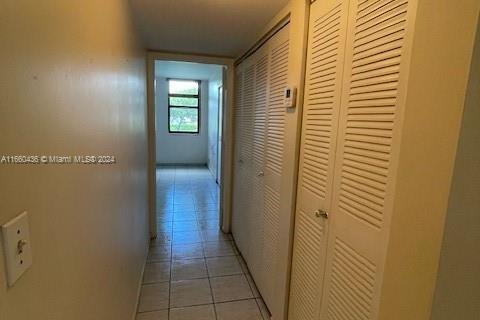 Condo in Miami, Florida, 2 bedrooms  № 1365919 - photo 13