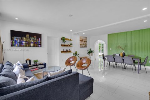 Casa en venta en Miami, Florida, 4 dormitorios, 154.68 m2 № 1365918 - foto 1