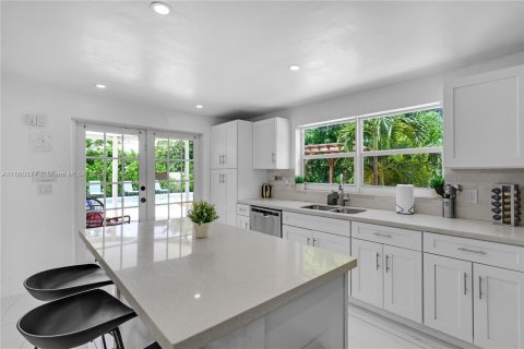 House in Miami, Florida 4 bedrooms, 154.68 sq.m. № 1365918 - photo 14