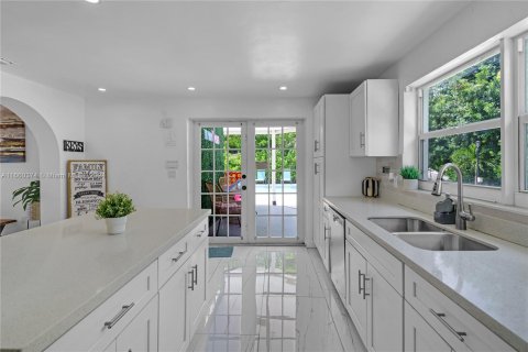 Casa en venta en Miami, Florida, 4 dormitorios, 154.68 m2 № 1365918 - foto 12