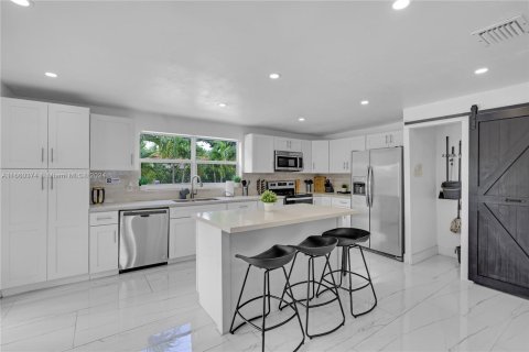 House in Miami, Florida 4 bedrooms, 154.68 sq.m. № 1365918 - photo 10