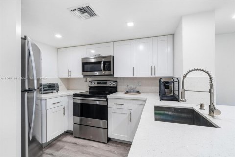 Condo in Miami, Florida, 2 bedrooms  № 1365455 - photo 5