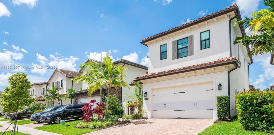 Villa ou maison à Pembroke Pines, Floride 4 chambres, 240.52 m2 № 1292258